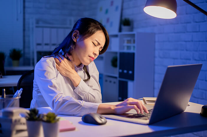 3 Tips Atasi Badan Pegal saat di Kantor