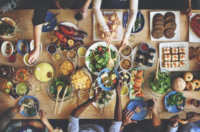 5 Tips Makan Sehat agar Tak Kekenyangan Saat Buka Puasa
