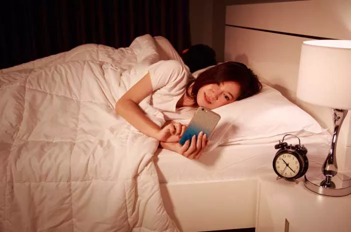Main Handphone Sebelum Tidur Dapat Merusak Retina