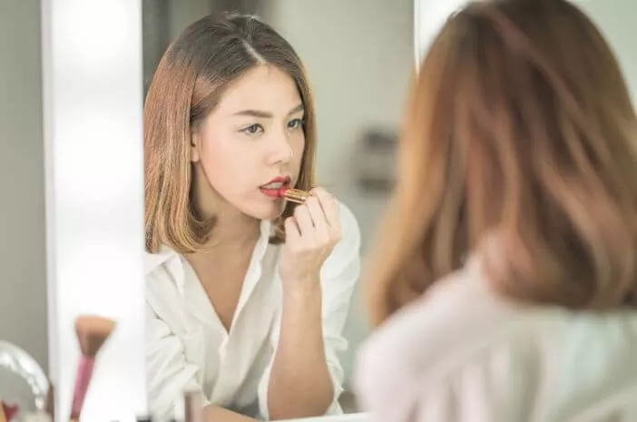 Lipstik Bisa Sebabkan Kanker Mulut?