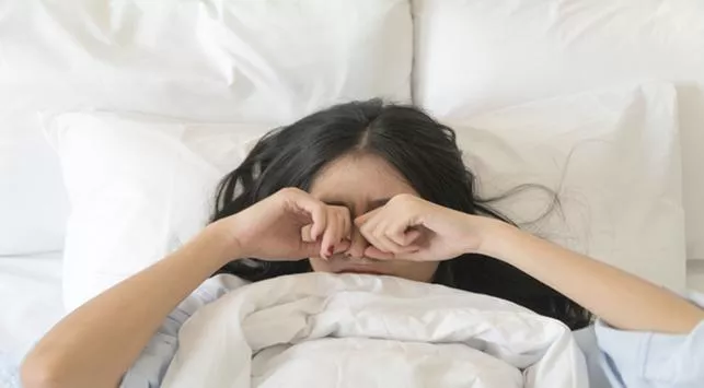 4 Penyebab Wajah Bengkak Saat Bangun Tidur