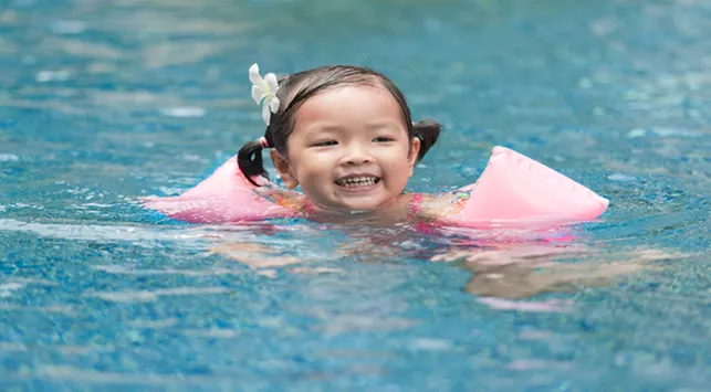 Agar Lebih Jago di Air, Pastikan Umur Bayi Tepat Sebelum Berenang