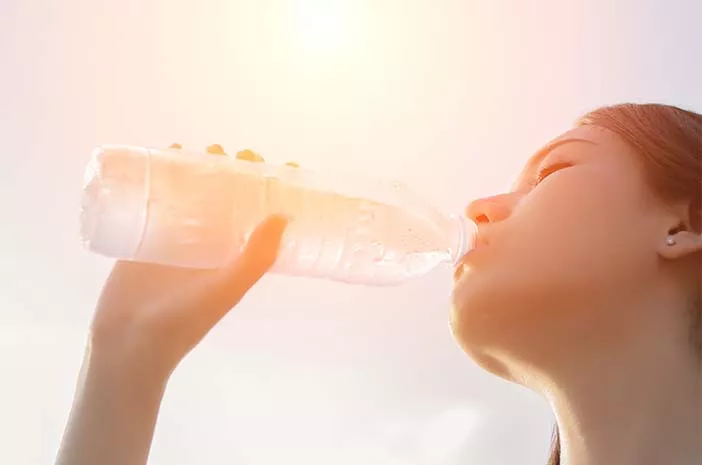 Awas, Kurang Minum Air Bisa Memicu Hiponatremia