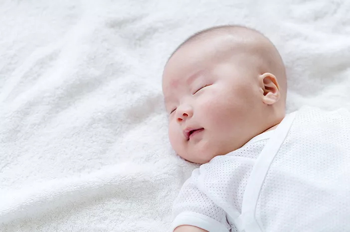 Masih Bayi, Lebih Baik Tidur Pakai AC atau Kipas Angin?