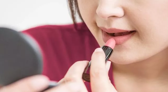 Terlihat Sepele, Jangan Lupakan 6 Hal Ini Saat Pakai Lipstik