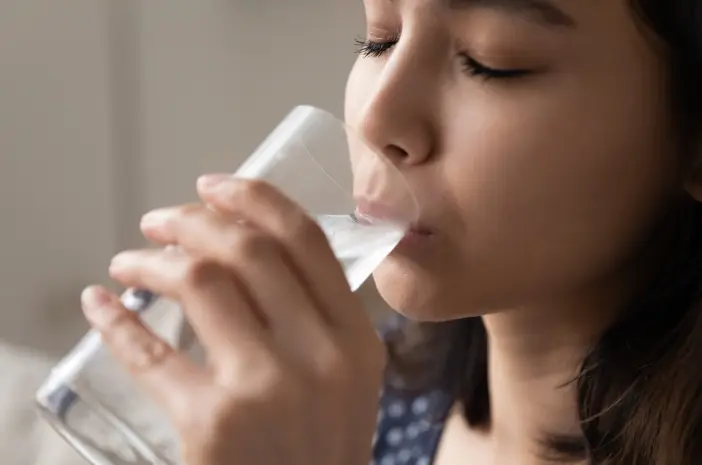 Kurang Minum Air Bisa Sebabkan Batu Ginjal