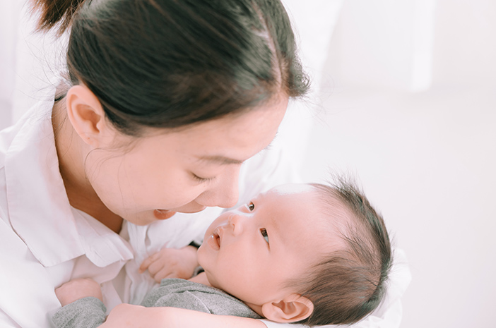 7 Stimulasi agar Bayi Bisa Melihat dengan Jelas