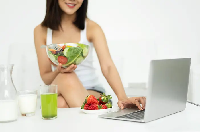 Cara Mencegah Makan Berlebihan saat Bekerja di Rumah