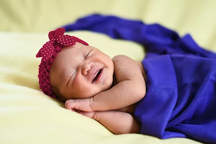Ini Penjelasan Kenapa Bayi Tersenyum Saat Tidur