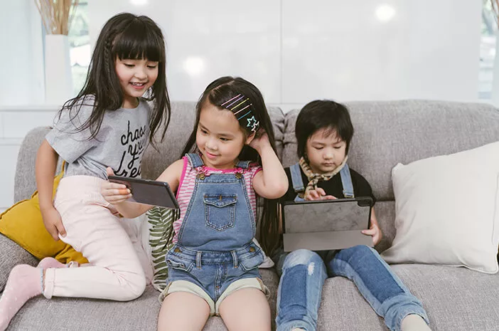 Terlalu Banyak Main Gadget Bisa Bikin Anak Kena Dyspraxia