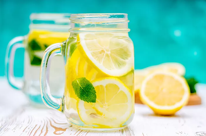 Hindari Minum Detoks Air Lemon Saat Puasa, Ini Bahayanya