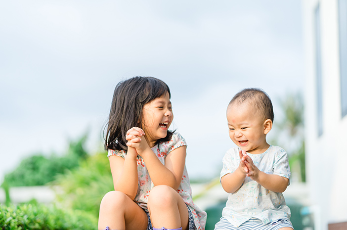 4 Cara Mendidik Saudara Kandung dari Saudara Autisme