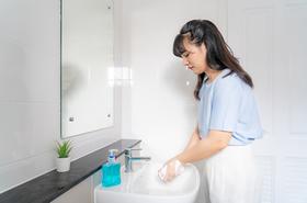 Mencuci tangan yang benar bisa menghilangkan patogen di permukaan tangan.