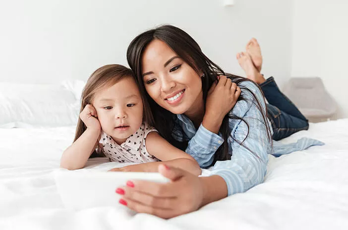 Bahaya Sinar Biru Smartphone untuk Bayi