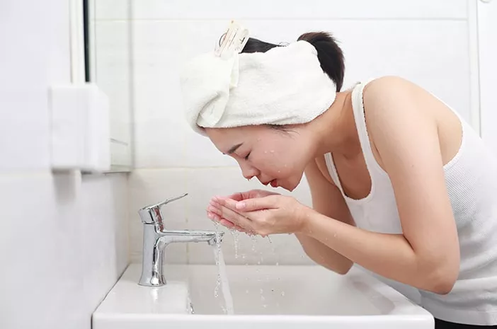 Cuci Wajah dengan Air Dingin Bisa Mengecilkan Pori-Pori?