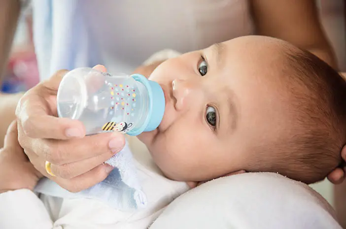 Ingin Memberikan Air Putih pada Bayi 0-6 Bulan? Ini Bahayanya