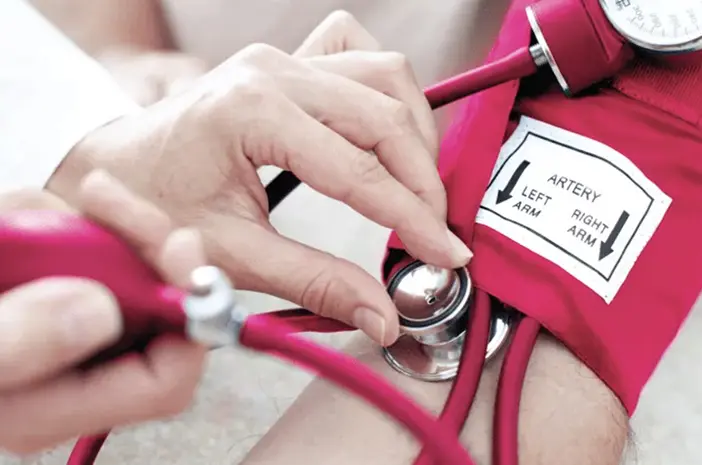Ketahui 8 Penyebab Tekanan Darah Rendah & Cara Mengatasinya