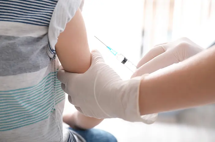 Ibu, Ketahui Cara Membujuk Anak yang Takut Disuntik Imunisasi