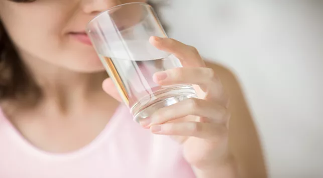 5 Manfaat Mengonsumsi Air Putih yang Cukup saat Bulan Puasa