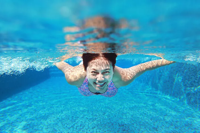 Berenang di Kolam Renang Tingkatkan Risiko Panu?