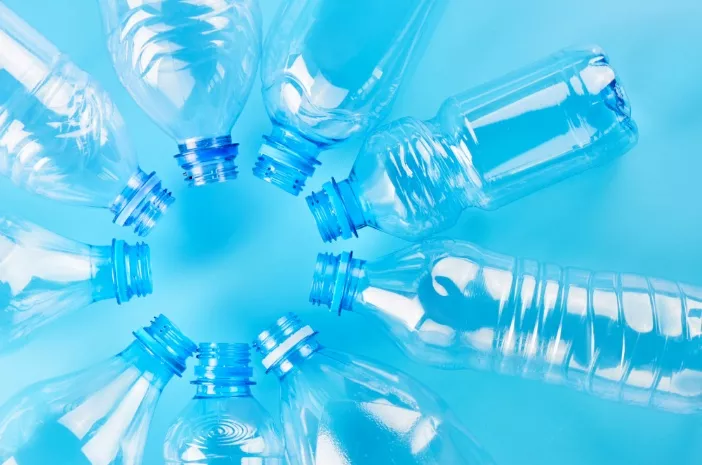 Pakai Ulang Botol Plastik Bekas Air Minum Bisa Berisiko untuk Kesehatan