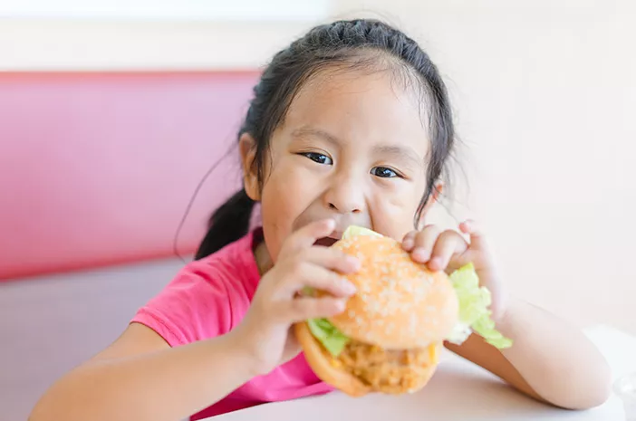 Junk Food Tingkatkan Risiko Tinggi Kolesterol pada Anak