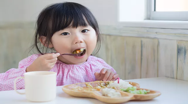 6 Trik Ajari Anak Table Manner Sejak Dini