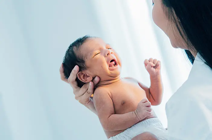5 Tanda Bayi Mengalami Separation Anxiety