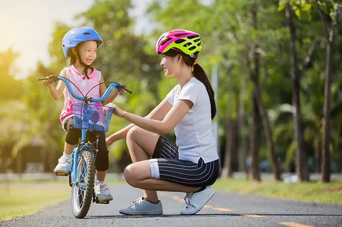 Begini Cara Menyenangkan Ajarkan Anak Bersepeda