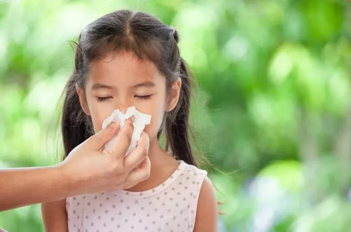 Anak Sering Bersin di Pagi Hari Tanda Idap Rinitis Alergi, Benarkah?