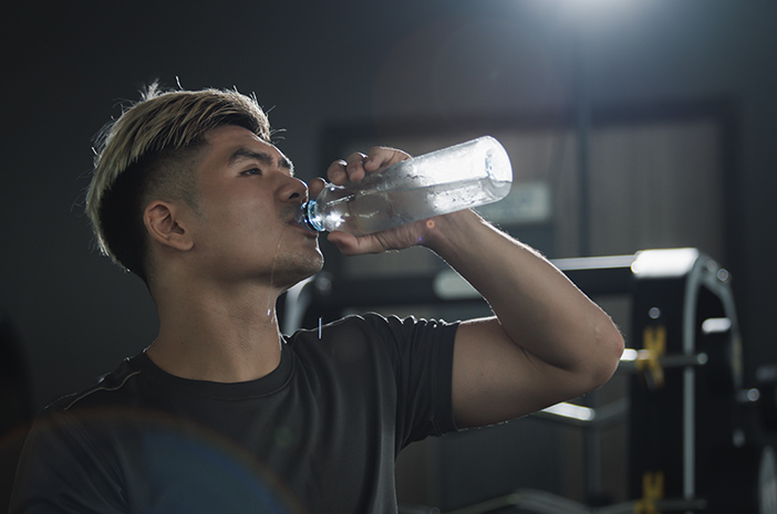 Ketahui Manfaat Minum Air Dingin setelah Olahraga