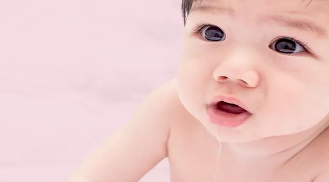 3 Penyebab Bayi Banyak Mengeluarkan Air Liur dan Cara Mengatasinya