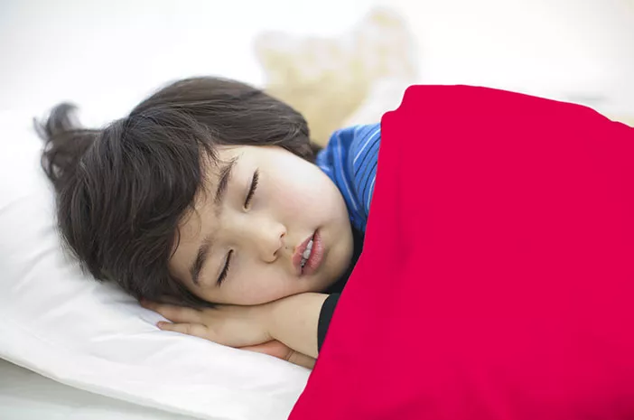 Anak-Anak Lebih Rentan Alami Gangguan Tidur Berjalan, Benarkah?