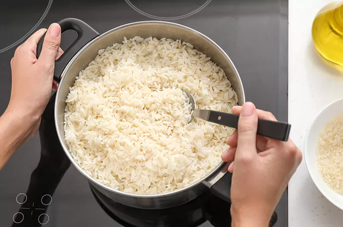 Memanaskan Nasi Lagi Bisa Sebabkan Keracunan Makanan, Masa Sih?