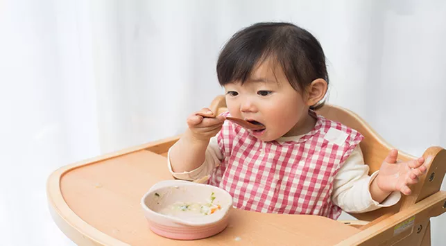 Baby Lead Weaning vs Spoon Feeding, Mana yang Lebih Baik?