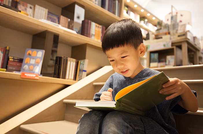 3 Trik Mengajarkan Anak Membaca Melalui Permainan