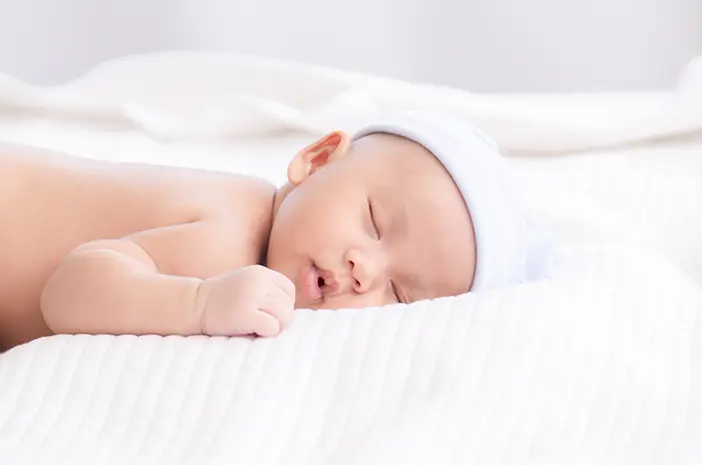 Kapan Diperbolehkan Bayi Tidur Tengkurap?