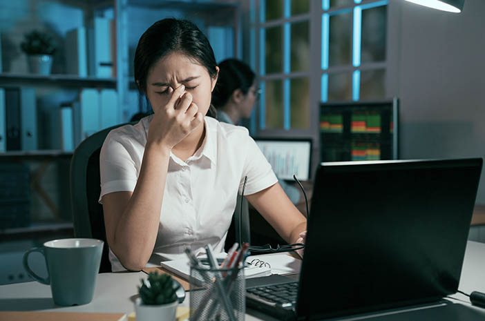 7 Tips Mengatasi Mata Tegang Saat Work From Home