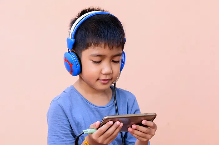 Berapa Waktu Ideal untuk Anak Bermain Gadget?