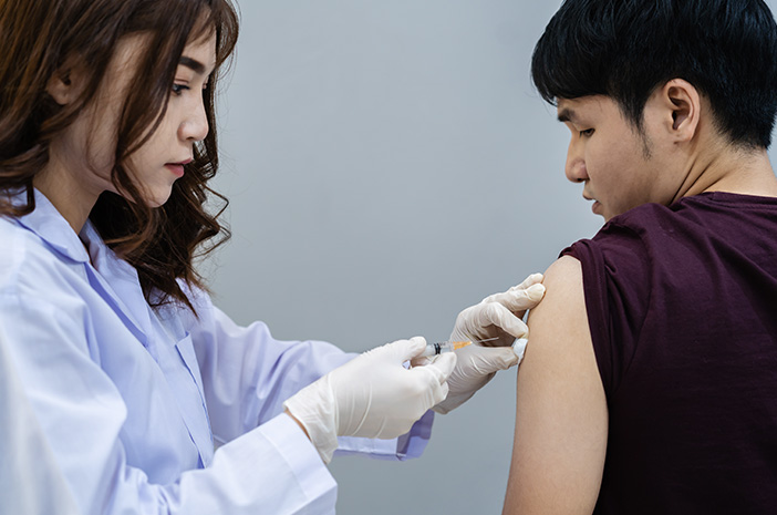 Ini Alasan Tidak Boleh Langsung Pulang Setelah Vaksin Corona