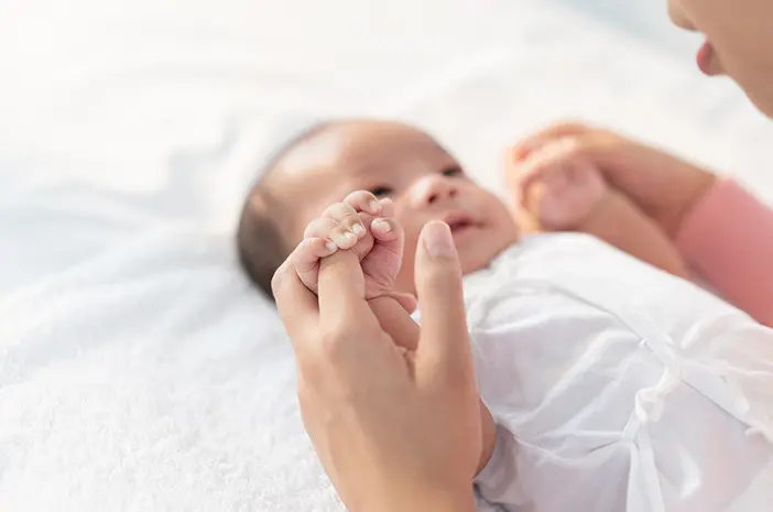 7 Tips Lakukan Stimulasi untuk Penglihatan Bayi