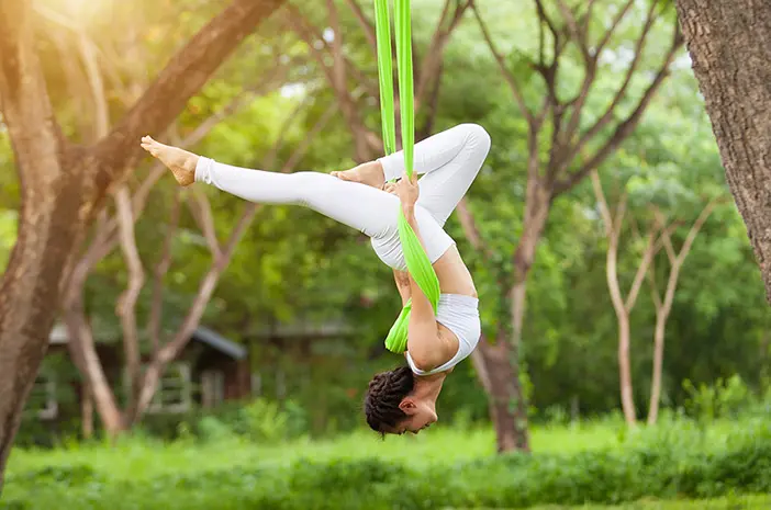 Anti Gravity Yoga Bisa Cegah Nyeri Punggung, Kok Bisa?