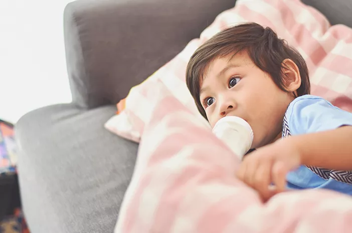 Si Kecil Tidur dengan Botol Susu Picu Baby Bottle Tooth Decay?