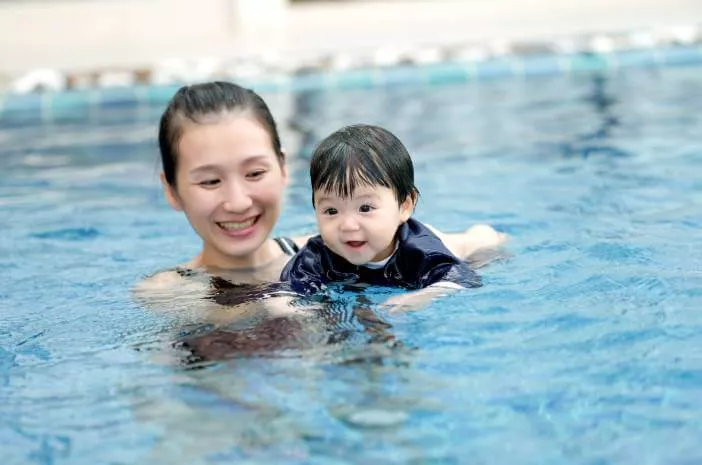 Ini Cara Aman Ajarkan Anak Berenang Sejak Bayi