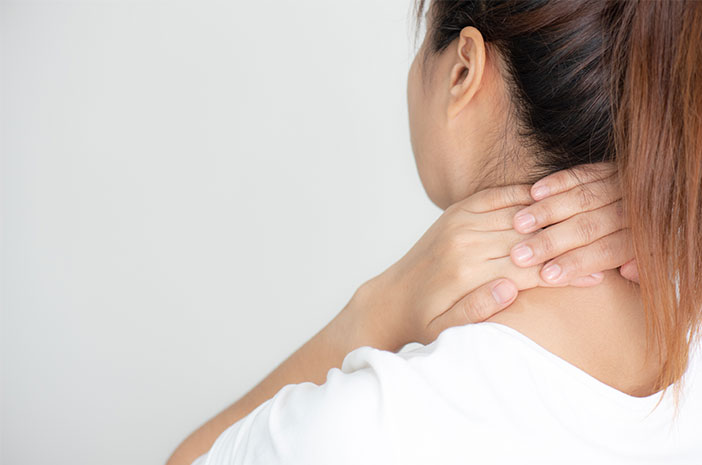 cara mengatasi sakit leher karena salah bantal