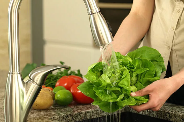 Cuci Sayur Kurang Bersih Penyebab Keracunan Makanan?