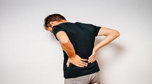nyeri punggung kronis bisa jadi gejala tbc tulang belakang halodoc