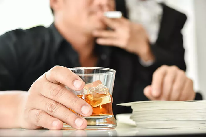 Benarkah Rokok dan Alkohol Pemicu Utama Kanker Laring?