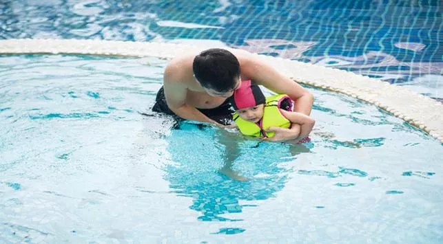 6 Manfaat Mengajari Anak Berenang