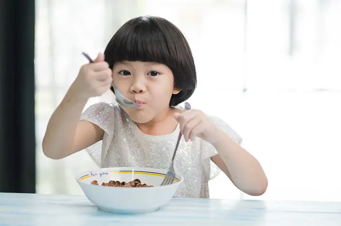 Kapan Sebaiknya Anak Mulai Dibiarkan Makan Sendiri?